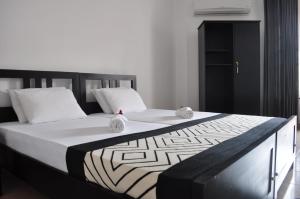 1 dormitorio con 1 cama con 2 toallas en Olu Colombo Villa, en Colombo