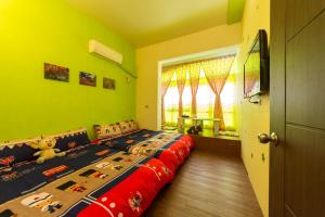 um quarto com uma cama com um urso de peluche em Time Travelodge Homestay em Zhuangwei