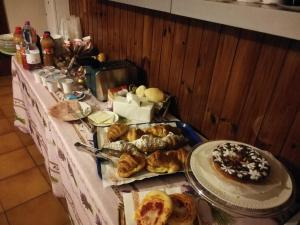 einen Tisch mit Gebäck und Brot darauf in der Unterkunft Hotel Rivazza in Imola