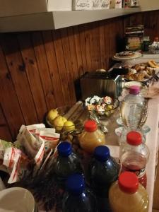 einen Tisch mit vielen verschiedenen Lebensmitteln in der Unterkunft Hotel Rivazza in Imola