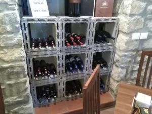 un estante de vino lleno de botellas de vino en Albergo Ristorante Bismantova, en Castelnovo neʼ Monti