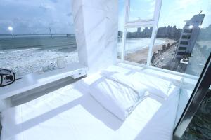 Postel nebo postele na pokoji v ubytování Gwanganli Hotel 1 + 37 fotografií