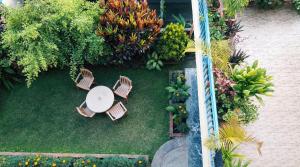 Elle offre une vue sur le jardin doté d'une table et de chaises. dans l'établissement Nanohana Lodge, à Pokhara