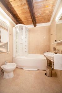 Kúpeľňa v ubytovaní Palazzo Marigliano - Rooms & Suites + 26 fotografií
