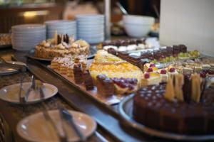 een buffet met veel verschillende soorten gebak en gebak bij Zephir Hôtel & Spa in Zarzis