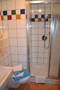 ヴァークラインにあるHaus Hinterfürbachのバスルーム(シャワー、トイレ、シンク付)