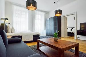 Televízia a/alebo spoločenská miestnosť v ubytovaní Royal Route Residence