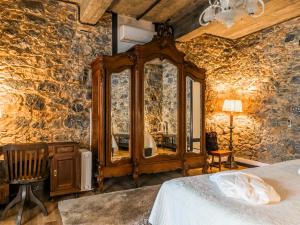um quarto com um armário de madeira e um espelho em Chalet Saudade em Sintra