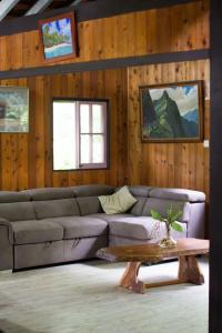 ein Wohnzimmer mit einem Sofa und einem Couchtisch in der Unterkunft Comfortable Maison in Papetoai