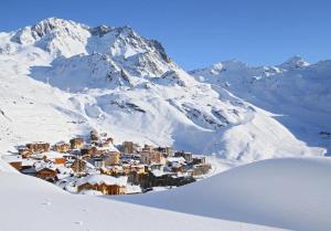 ヴァル・トランスにあるRésidence Eskivalの雪山の小さな町