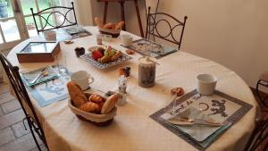 una mesa con cestas de pan y fruta. en La Douce Heure en Mougins