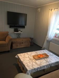 una sala de estar con una mesa con naranjas. en Koselig Hytte i Hemsedal en Hemsedal