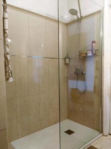una ducha con puerta de cristal en un baño en Habitacion en apartamento Vegueta, en Las Palmas de Gran Canaria
