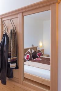 Schlafzimmer mit einer Glasschiebetür und einem Bett in der Unterkunft Hotel Lindnerhof in St. Lorenzen