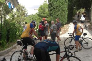 キアラモンテ・グルフィにあるAlbergo Villa Nobileの自転車を持って道に立つ人々