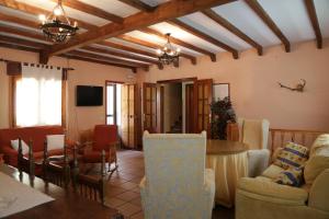 - un salon avec une table et des chaises dans l'établissement Villa Lucia, à Cabezabellosa