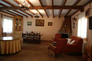 - un salon avec des chaises rouges et une table dans l'établissement Villa Lucia, à Cabezabellosa