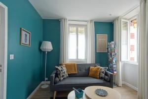 ル・クロワジックにあるLes Salorgesの青い壁のリビングルーム(ソファ付)