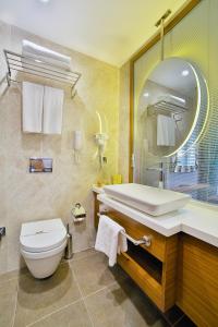 فندق مومنتو غولدن هورن في إسطنبول: حمام مع حوض ومرحاض ومرآة