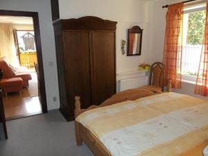 1 dormitorio con 1 cama y vestidor en Ferienwohnung Günschmann, en Hausen