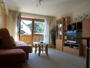 a living room with a couch and a table at Ferienwohnung Günschmann in Hausen