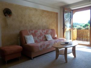 a living room with a couch and a table at Ferienwohnung Günschmann in Hausen