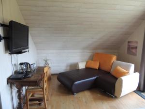 TV a/nebo společenská místnost v ubytování Auberge "La Fourchette Paysanne"