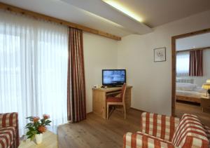 TV a/nebo společenská místnost v ubytování Family Resort Rainer Sexten