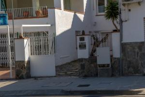 un edificio blanco con una puerta en una calle en Agi Port de Rosas, en Roses