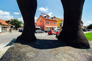 zbliżenie stóp posągu w obiekcie Pansion Kipovi w mieście Tuzla