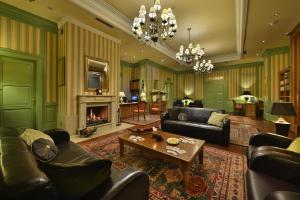 salon ze skórzanymi meblami i kominkiem w obiekcie Marrol's Boutique Hotel w Bratysławie
