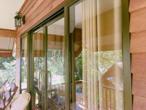 Balkón nebo terasa v ubytování Tha Khao Bay View Bungalow