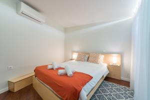 een slaapkamer met een bed met 2 kussens erop bij Beloved in Porto
