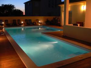 - une grande piscine d'eau bleue la nuit dans l'établissement Vila Bicikleta Istra, à Peroj