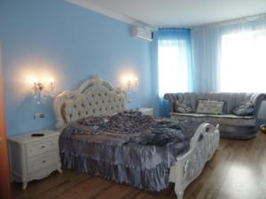 チョロノモスクにあるapartment in Chernomorsk (Illichivsk)の青いベッドルーム(ベッド1台、ソファ付)