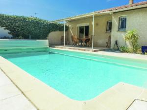 ナルボンヌにあるCharming holiday home with private poolの家の前のスイミングプール