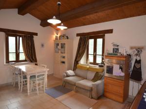 un soggiorno con divano e tavolo di Apartment in Pennabili on the Tuscan border near nature park a Pennabilli