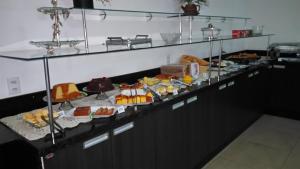 ein Buffet mit vielen verschiedenen Speisen in der Unterkunft Jalapão Hotel in Palmas