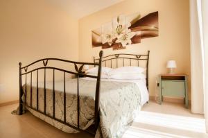 コンヴェルサーノにあるCiao Hotel & Residenceのベッドルーム(金属製ベッド、白い枕付)