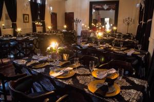 uma sala de jantar com mesas e cadeiras com velas em Premier Hotel and Spa Cullinan em Cullinan