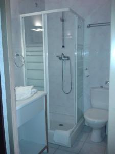 uma casa de banho com um chuveiro e um WC. em Hotel Val Joly em Saint-Gervais-les-Bains