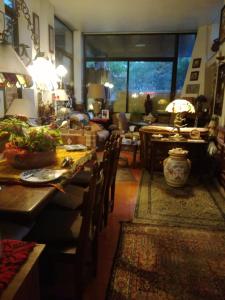 un soggiorno con tavolo da pranzo e sedie di The Garden a Sferracavallo