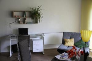 a living room with a desk and a couch at Apartment mit Burgblick im Grünen, Familie Held in Burgthann