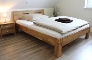1 dormitorio con 1 cama grande y cabecero de madera en Ferienhaus Seestern, en Garrel