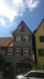 uma casa com um papagaio em cima em Altstadthaus Dinkelsbühl em Dinkelsbühl