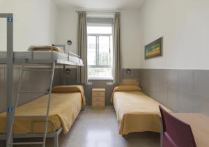 Postel nebo postele na pokoji v ubytování Albergue Inturjoven Malaga