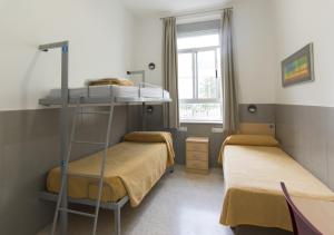 Postel nebo postele na pokoji v ubytování Albergue Inturjoven Malaga
