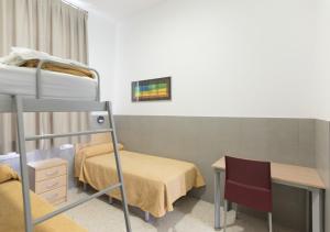 Postel nebo postele na pokoji v ubytování Albergue Inturjoven Malaga