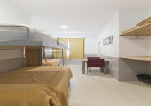 Postel nebo postele na pokoji v ubytování Albergue Inturjoven Malaga