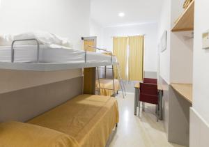 Postel nebo postele na pokoji v ubytování Albergue Inturjoven Malaga